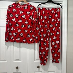 Disney Mickey Mouse Santa women’s pajamas, set size large